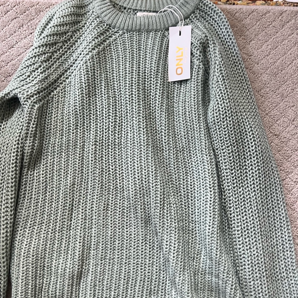 Woman’s light green sweater never worn